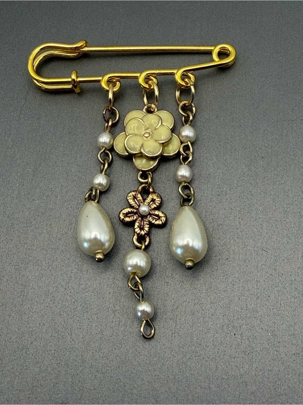 Light Yellow Resin Flower and Pearl Drop Safety Pin Brooch Gold Tone